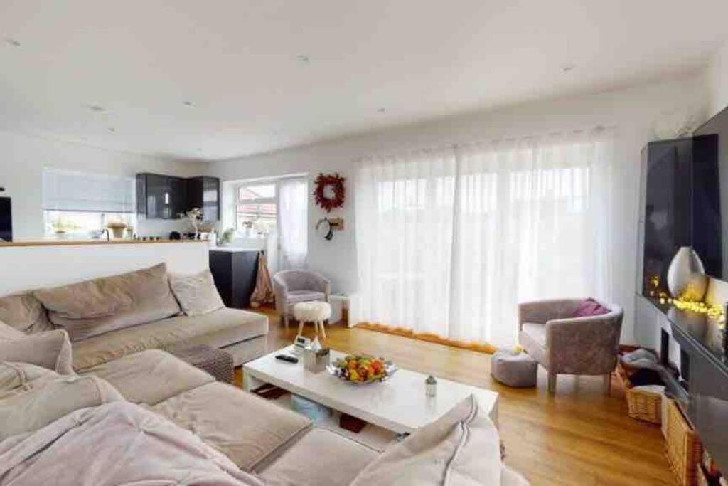 Villa Love Lancing By The Sea With Optional Large Hot Tub Sleeps Up To 8 & Free Parking Extérieur photo