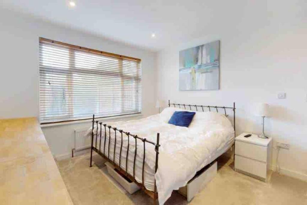 Villa Love Lancing By The Sea With Optional Large Hot Tub Sleeps Up To 8 & Free Parking Extérieur photo
