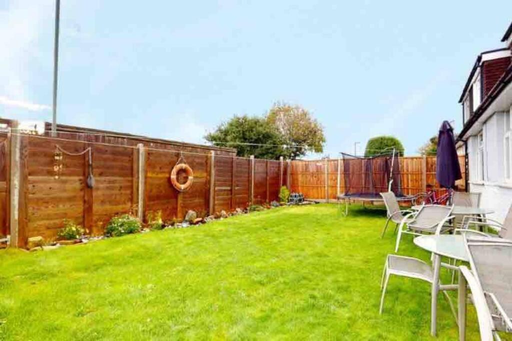 Villa Love Lancing By The Sea With Optional Large Hot Tub Sleeps Up To 8 & Free Parking Extérieur photo