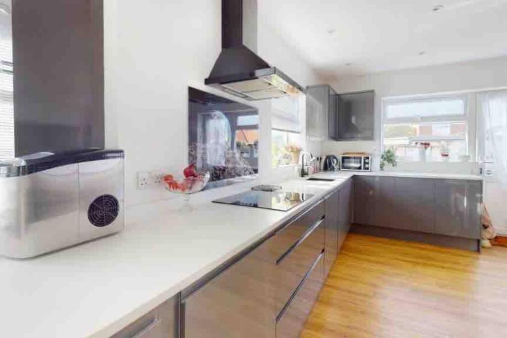 Villa Love Lancing By The Sea With Optional Large Hot Tub Sleeps Up To 8 & Free Parking Extérieur photo