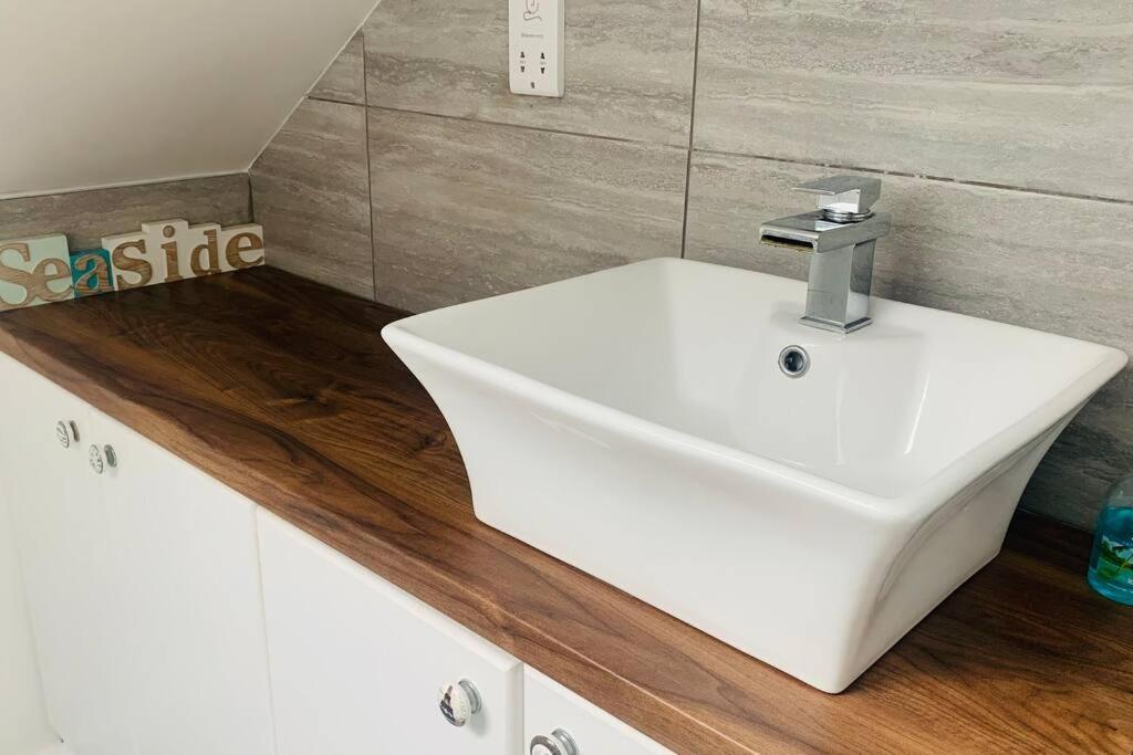 Villa Love Lancing By The Sea With Optional Large Hot Tub Sleeps Up To 8 & Free Parking Extérieur photo