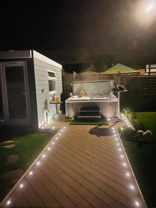 Villa Love Lancing By The Sea With Optional Large Hot Tub Sleeps Up To 8 & Free Parking Extérieur photo