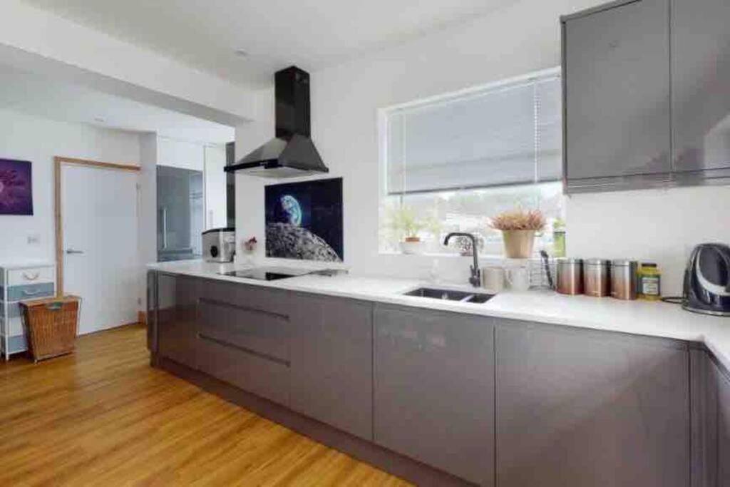 Villa Love Lancing By The Sea With Optional Large Hot Tub Sleeps Up To 8 & Free Parking Extérieur photo