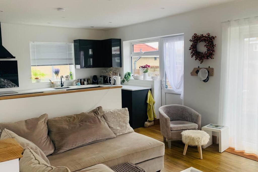 Villa Love Lancing By The Sea With Optional Large Hot Tub Sleeps Up To 8 & Free Parking Extérieur photo