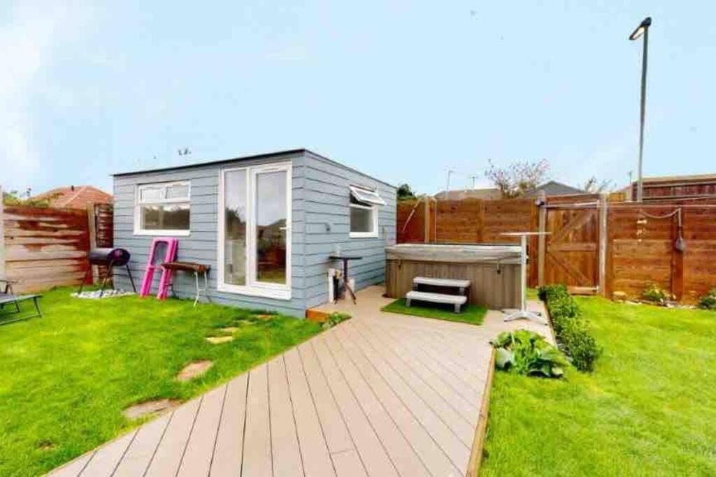 Villa Love Lancing By The Sea With Optional Large Hot Tub Sleeps Up To 8 & Free Parking Extérieur photo