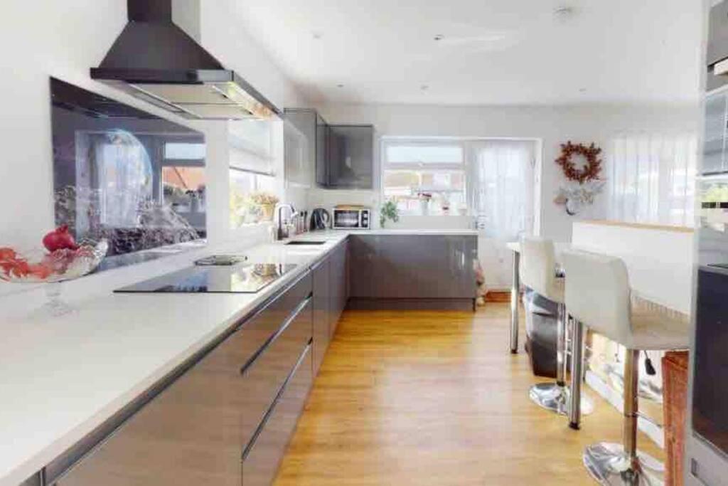 Villa Love Lancing By The Sea With Optional Large Hot Tub Sleeps Up To 8 & Free Parking Extérieur photo