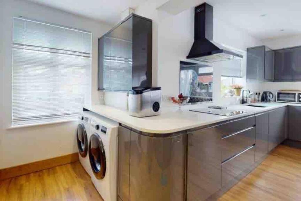 Villa Love Lancing By The Sea With Optional Large Hot Tub Sleeps Up To 8 & Free Parking Extérieur photo