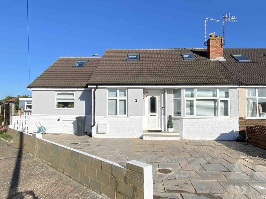 Villa Love Lancing By The Sea With Optional Large Hot Tub Sleeps Up To 8 & Free Parking Extérieur photo